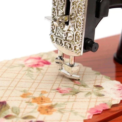 Fröhliches Neujahr! 50% auf alles 🎊⏰Mini-Nähmaschine aus Holz – Klassische Spieluhr mit zeitlosem Design 🎵