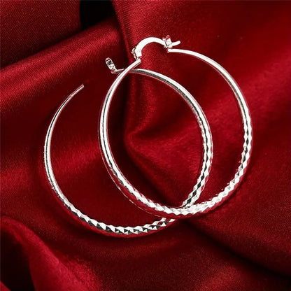 ✨KAUFEN SIE 1, BEKOMMEN SIE 1 GRATIS🔥Diamantgeschliffene Creolen für Damen👑