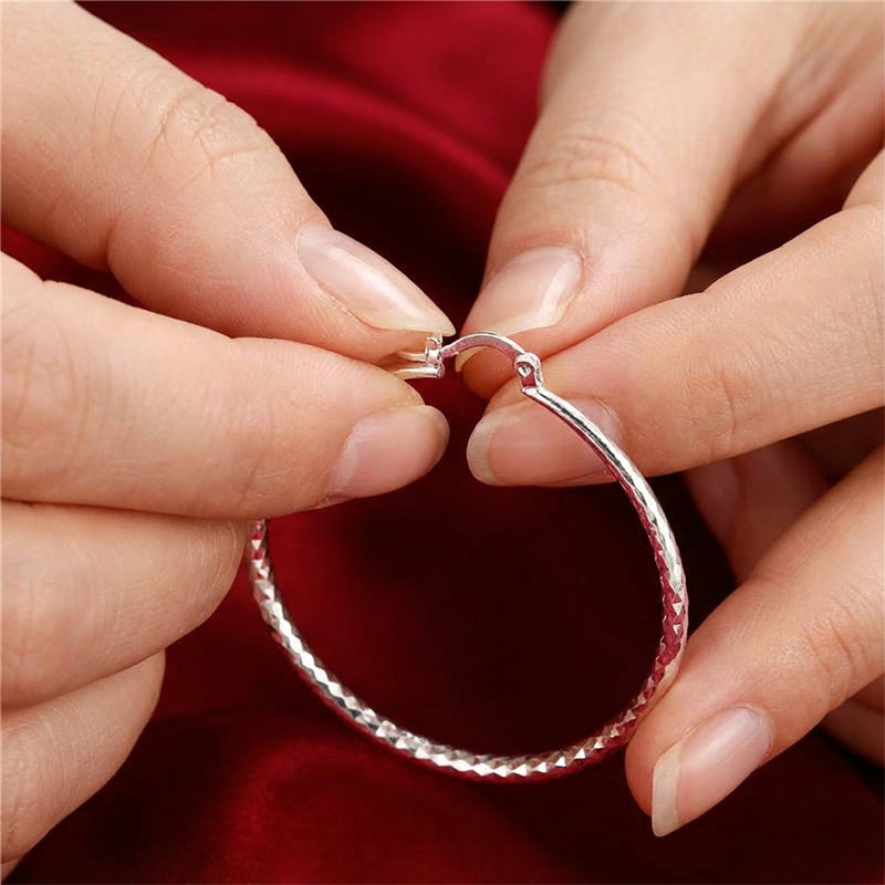 ✨KAUFEN SIE 1, BEKOMMEN SIE 1 GRATIS🔥Diamantgeschliffene Creolen für Damen👑