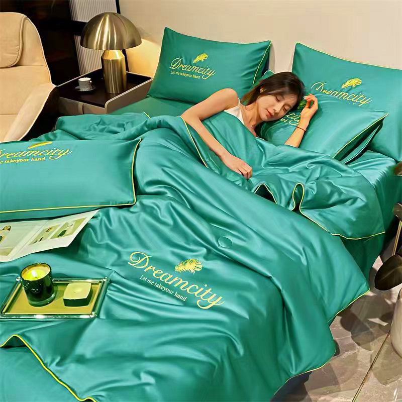 Semplice coperchio del letto estivo in seta gelato