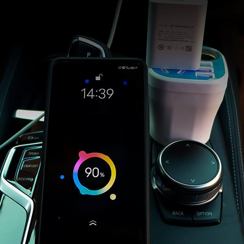Dans la voiture assemblée, chargeur QC en onduleur