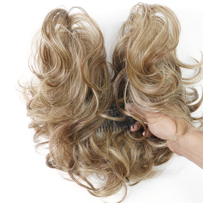 Clip de peine lateral desordenado en el accesorio para el cabello del moño